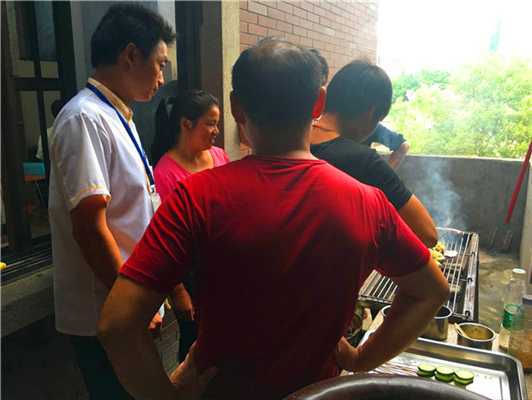 魅力小吃培訓(xùn)學(xué)員燒烤操作技巧講解現(xiàn)場(chǎng)案例