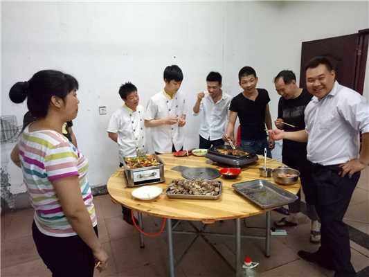 魅力小吃培訓(xùn)學(xué)員多名學(xué)員初次烤魚成功品嘗烤魚現(xiàn)場(chǎng)案例