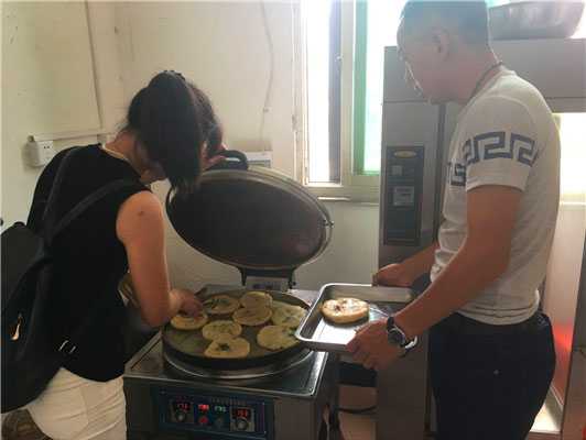 魅力小吃培訓(xùn)學(xué)員公婆餅之烤餅實(shí)操現(xiàn)場案例