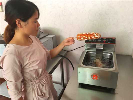 魅力小吃培訓學員脆皮玉米實踐操作現(xiàn)場案例